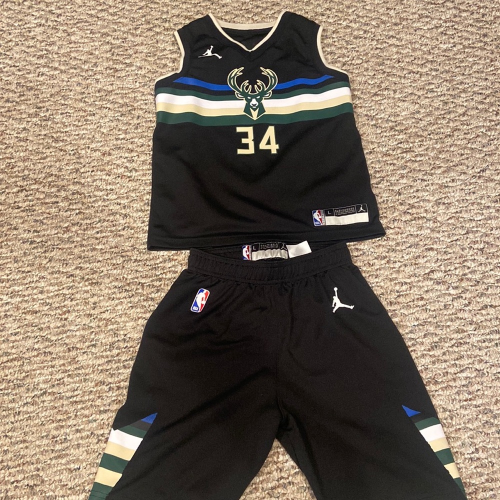 💚🖤Milwaukee Bucks Jersey and Short set. Size L  LITTLE KIDS. Giannis 34 💙